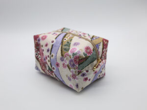 Trousse à maquillage, fleur beige
