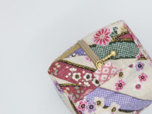 Trousse à maquillage, fleur beige
